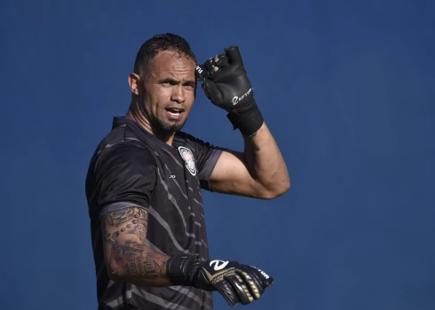 Brazīliešu vārtsargs Brunu Fernandišs 2013. gadā saņēma 22 gadu ieslodzījumu par sava bērna mātes, modeles Elizas Samudio slepkavības pasūtīšanu, taču jau 2017. gadā Fernandesu izlaida no cietuma, un viņš atsāka futbolista karjeru. Pēc sekojošām juridiskām cīņām un neilga laika pavadīšanas atkal cietumā kopš 2023. gada viņš ir uz brīvām kājām, baudot nosacītu atbrīvošanu.