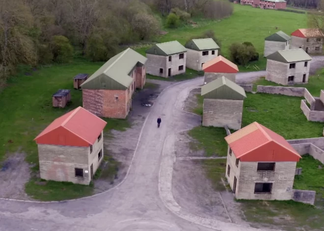 Lielbritānijā kāda ciema iedzīvotājiem pavēlēts to pamest un nekad vairs neatgriezties
