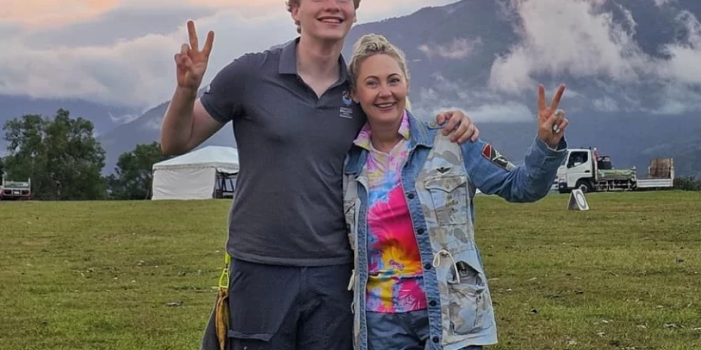 Инга Ван Хавер и ее сын Габриэлс готовят рекорд в воздухе.