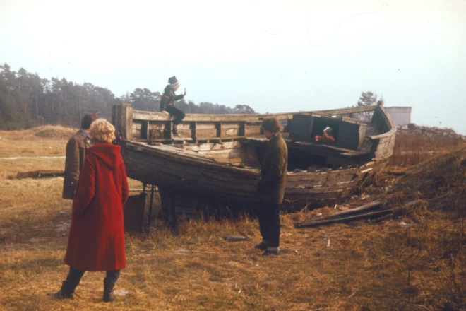 Šeit redzams tas, kas palicis pāri no Bernātu zvejnieku brigādes pēc 1967. vētras. No jūras karsta līdz mežam ir vairāk nekā 100 metru.