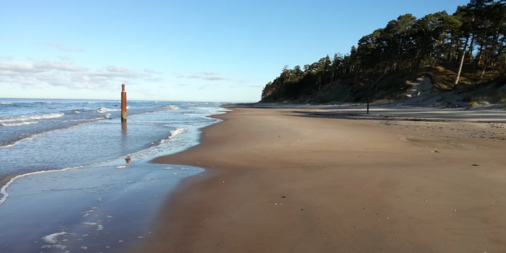 Viss līdzenums ir noskalots un naftas urbums, ko izveidoja 60. gadu vidū apmēram 250 metru no krasta, jau atrodas jūrā.