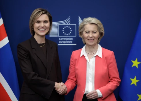 Eiropas Komisijas priekšsēdētāja Urzula fon der Leiena, tiekoties ar Islandes premjeri Kristrūnu Frostadotiru, uzsvēra, ka abu pušu partnerība “piedāvā stabilitāti un paredzamību šajā nestabilajā pasaulē”.