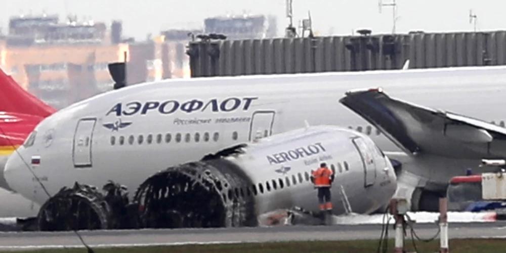 Vecais un nolietotais Krievijas avioparks kļūst arvien bīstamāks. Attēlā ir "Aeroflot" lidmašīnas "Sukhoi Superjet 100" atliekas pēc ugunsgrēka, kas izcēlās avārijas nosēšanās laikā Maskavas Šeremetjevo lidostā 2019. gada 6. maijā. Ugunsgrēka rezultātā, kas radās avārijas nosēšanās laikā, kad lidmašīna devās uz Murmansku, dzīvību zaudēja 41 cilvēks.