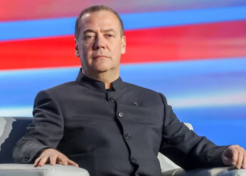 Дмитрий Медведев в очередной раз угрожает Европе российскими войсками.