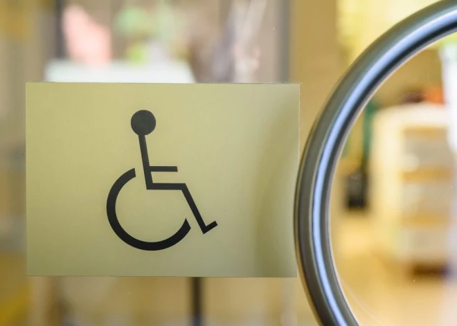 Personas ar invaliditāti aicinātas sabiedriskajā transportā izmantot e-karti