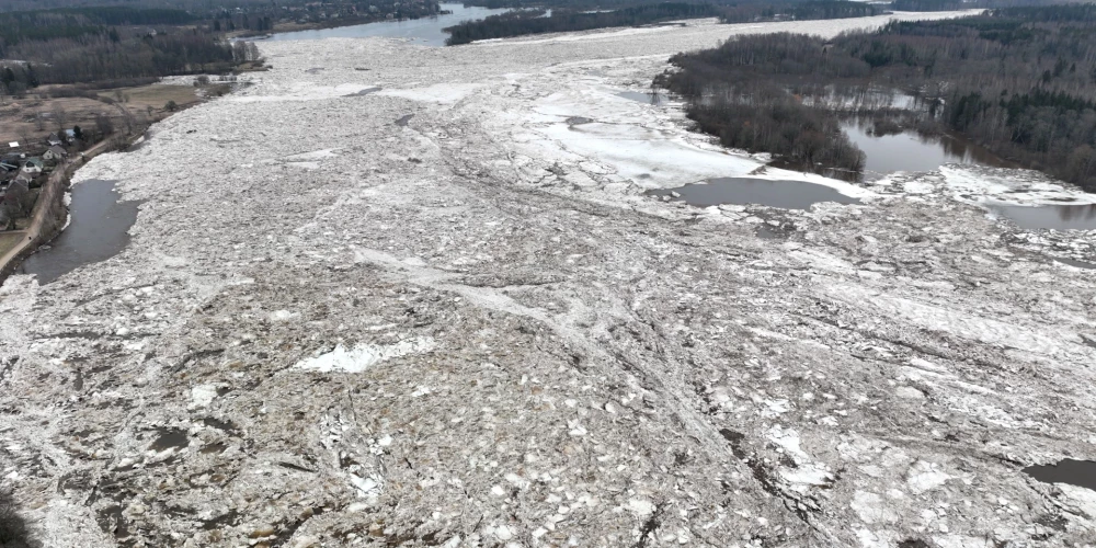 Даугава разольется? В этом году льда в два раза больше нормы.