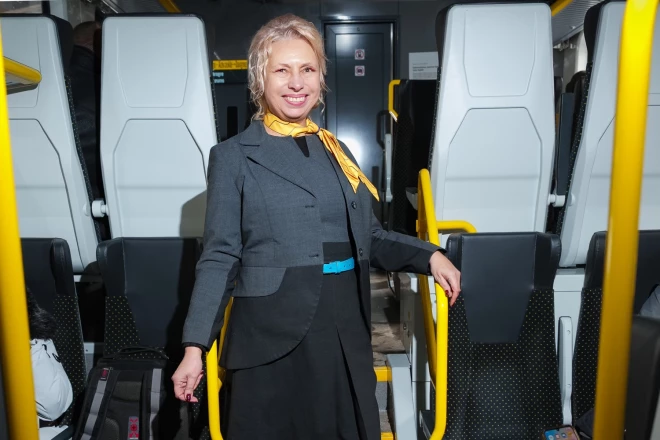 Marina ar smaidu pret katru pasažieri.