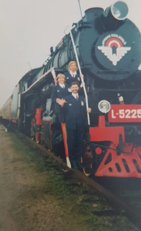 Marina ar kolēģiem pie padomju laika L sērijas tvaika lokomotīves, ko bieži sauca arī par “Ļebedjanku”.