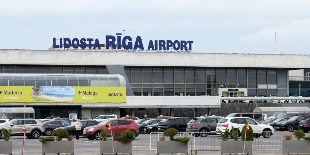 Pie Rīgas lidostas.