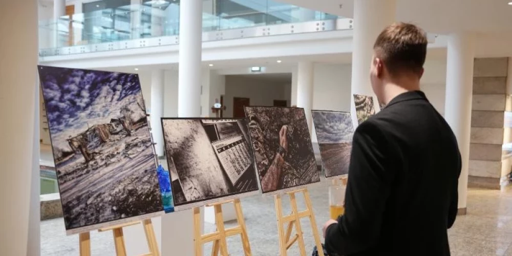 Izstāde piedāvā neparastu dokumentālu ieskatu vienā no frontes karstākajiem punktiem.