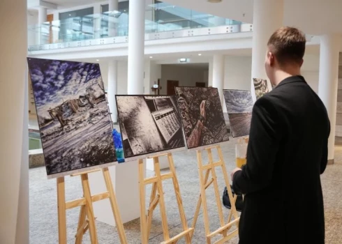 Izstāde piedāvā neparastu dokumentālu ieskatu vienā no frontes karstākajiem punktiem.
