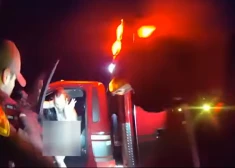 VIDEO. Kails vīrietis nolaupa ātrās palīdzības auto ar kritiskā stāvoklī esošu pacienti, seko policijas pakaļdzīšanās