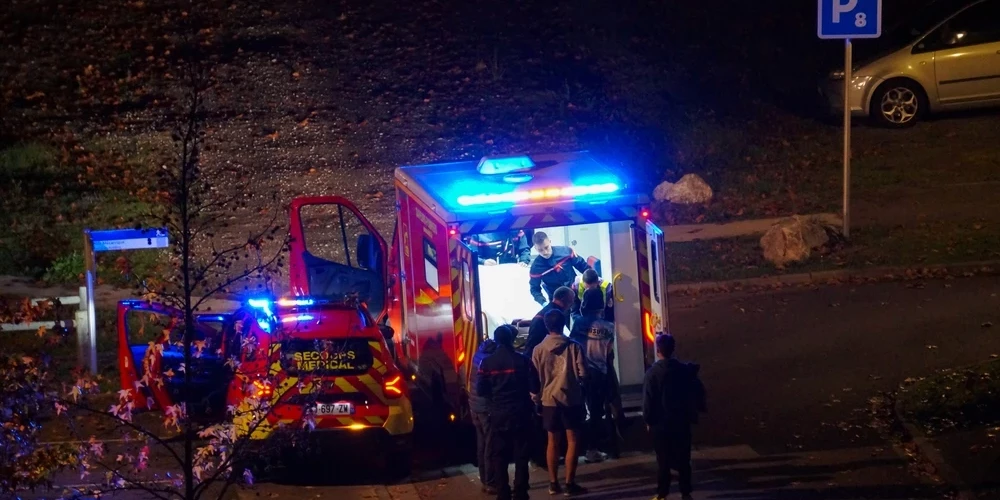 Autovadītājs izdzīvojis pēc 300 metru kritiena.