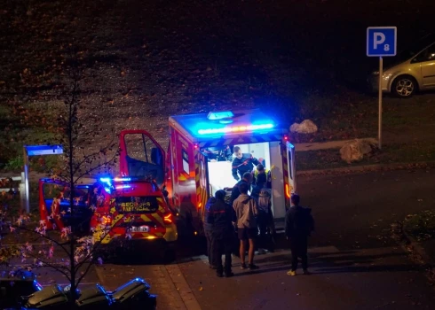 Autovadītājs izdzīvojis pēc 300 metru kritiena.