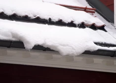 Rīgas pašvaldības policija soda namīpašniekus – par nenotīrītiem jumtiem piemēroti jau 60 sodi