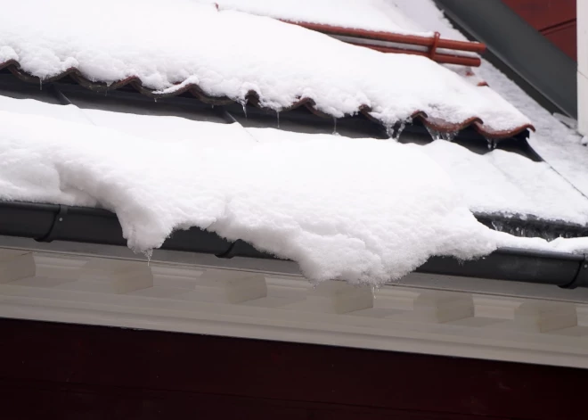 Rīgas pašvaldības policija soda namīpašniekus – par nenotīrītiem jumtiem piemēroti jau 60 sodi