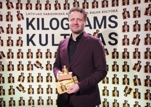 Dzintars Dreibergs, aizvadītās nedēļas nogalē, saņemot balvu "Kilograms kultūras 2025" kategorijā "Kino" par spēlfilmu "Tīklā. TTT leģendas dzimšana",