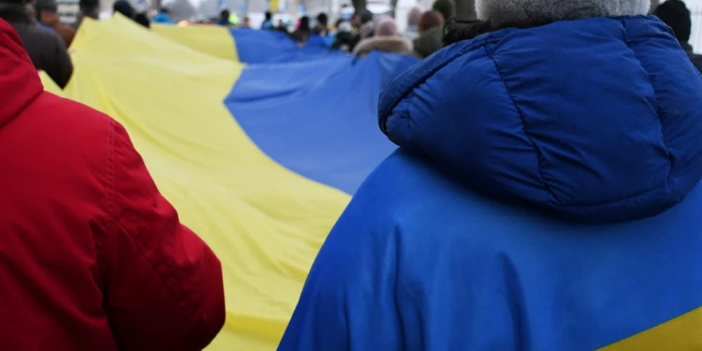 Pieminot Krievijas uzsāktā kara Ukrainā ceturto gadadienu, Daugavpilī notiek Ukrainas atbalstam veltīts gājiens "Kopā līdz uzvarai!" no Stacijas ielas līdz Vienības laukumam.