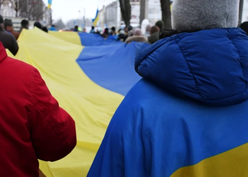 Pieminot Krievijas uzsāktā kara Ukrainā ceturto gadadienu, Daugavpilī notiek Ukrainas atbalstam veltīts gājiens "Kopā līdz uzvarai!" no Stacijas ielas līdz Vienības laukumam.