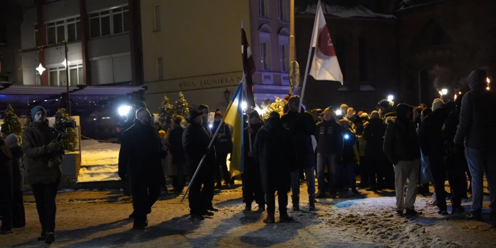 Pieminot kara Ukrainā ceturto gadadienu, daži simti cilvēku Vecrīgā pulcējās atbalsta gājienā "Gaismas ceļš Ukrainai"