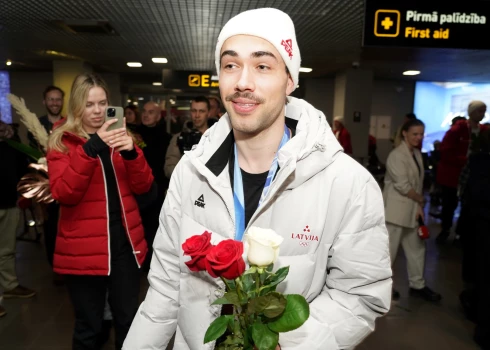 Rīgas lidostā sagaida no 2026. gada Milānas–Kortīnas ziemas olimpiskajām spēlēm atgriezušos Latvijas sporta izlases dalībniekus.