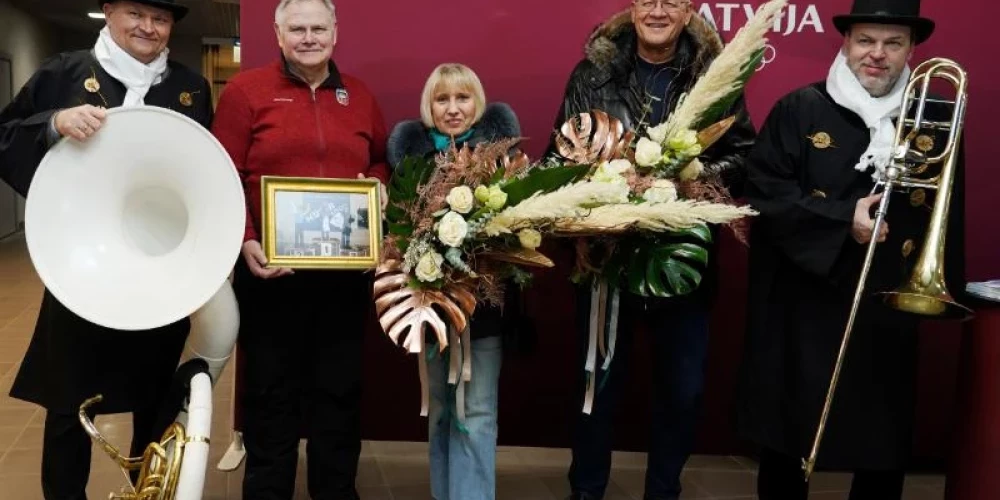 Rīgas lidostā sagaidīti olimpisko spēļu dalībnieki, tostarp bronzas medaļnieks Krūzbergs