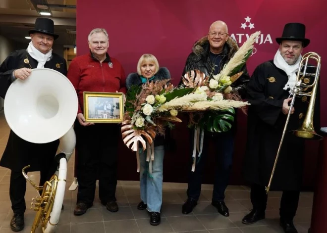 Rīgas lidostā sagaidīti olimpisko spēļu dalībnieki, tostarp bronzas medaļnieks Krūzbergs