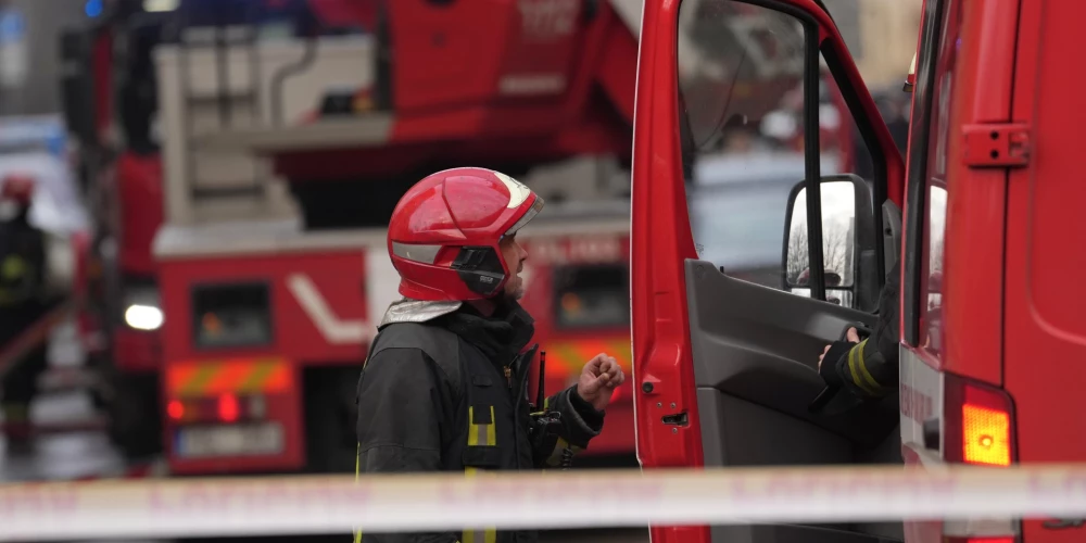 Glābšanas darbu dēļ satiksme ir ierobežota.