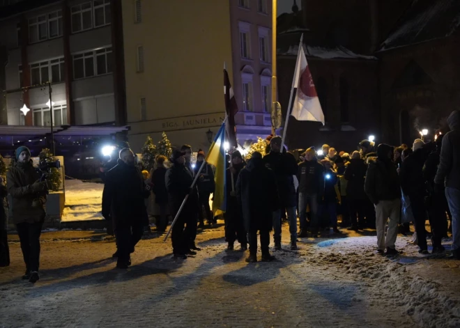 В четвертую годовщину войны в Украине несколько сотен человек собрались в Старой Риге на шествии поддержки "Светлый путь Украине".