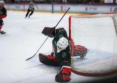 Liepājas hokeja komanda saspringtā mačā pieveic "Prizmu" un nostiprinās līgas vadībā