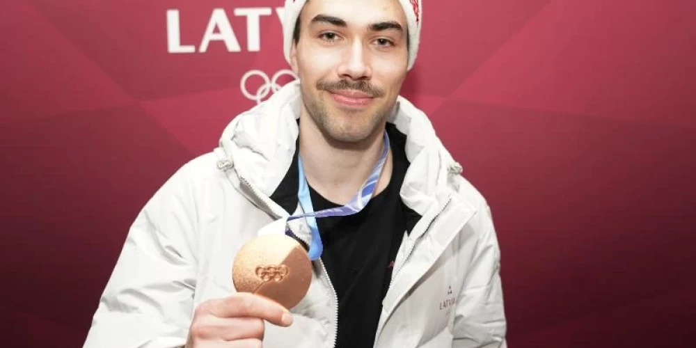 В Рижском аэропорту встретили участников Олимпийских игр в Милане и Кортине, среди которых был и бронзовый призер по шорт-треку Роберт Крузбергс.