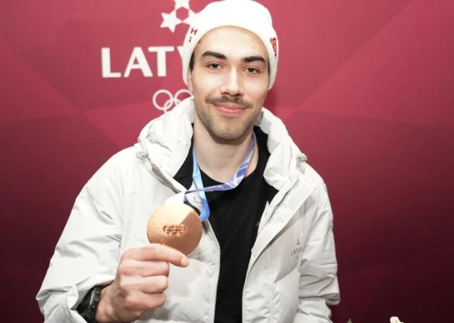 В Рижском аэропорту встретили участников Олимпийских игр в Милане и Кортине, среди которых был и бронзовый призер по шорт-треку Роберт Крузбергс.