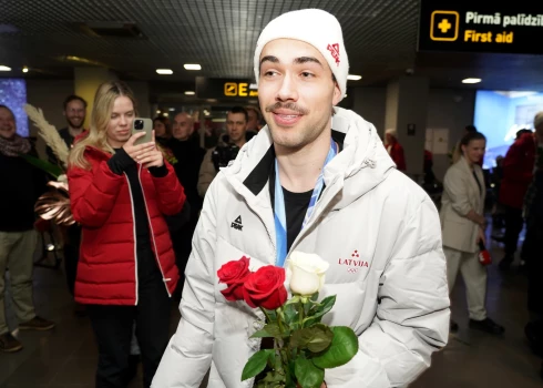 Rīgas lidostā sagaida no 2026. gada Milānas–Kortīnas ziemas olimpiskajām spēlēm atgriezušos Latvijas sporta izlases dalībniekus.