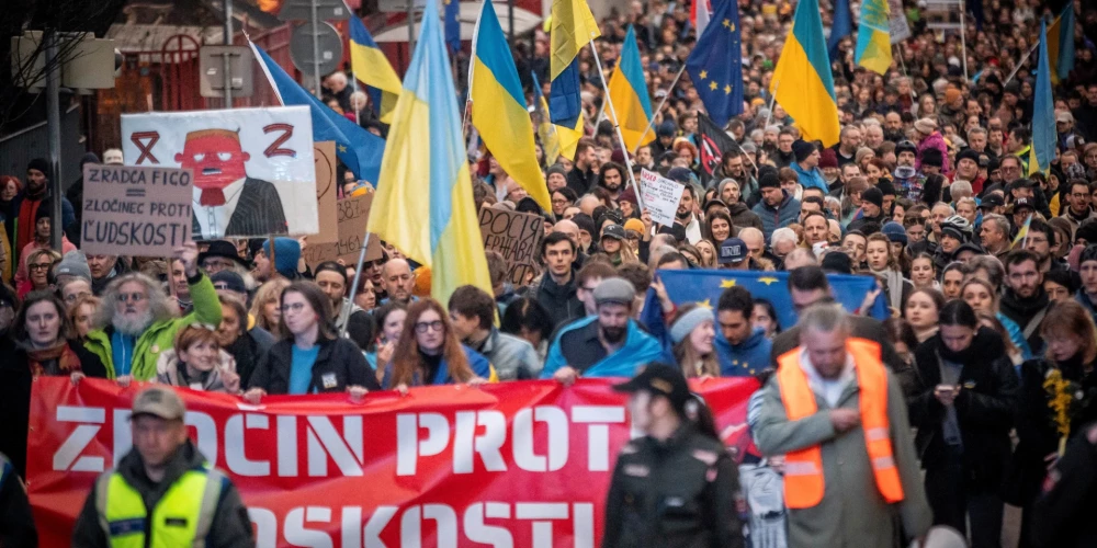 Slovākijas galvaspilsētas Bratislavas ielās otrdien izgāja tūkstošiem demonstrantu, lai paustu atbalstu Ukrainai Krievijas pilna apjoma iebrukuma ceturtajā gadskārtā.