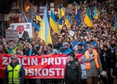 Slovākijā tūkstošiem demonstrantu izgājuši ielās, lai paustu atbalstu Ukrainai