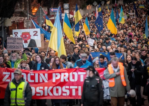 Slovākijas galvaspilsētas Bratislavas ielās otrdien izgāja tūkstošiem demonstrantu, lai paustu atbalstu Ukrainai Krievijas pilna apjoma iebrukuma ceturtajā gadskārtā.