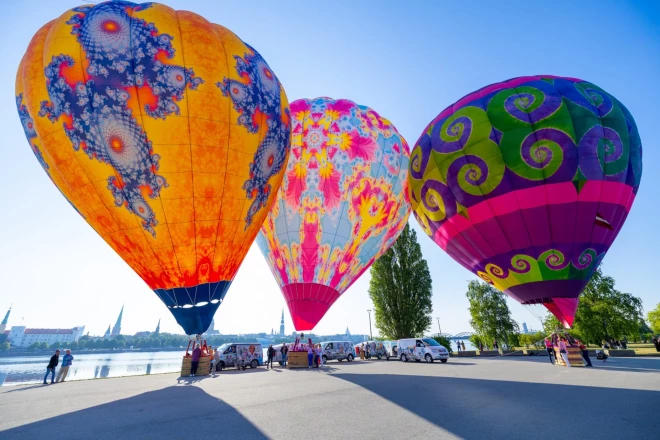Gaisa balonu piloti Inga van Havere ar dēlu Gabrielu Grīnbergu šodien plāno uzstādīt pirmo Latvijas nacionālo rekordu lidojumā ar gaisa balonu.
