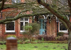 “Es nespēju noticēt savām acīm…” Bijušais sulainis atklāj, kā izskatās vieta, kur tagad dzīvo Endrū Mauntbatens-Vindzors