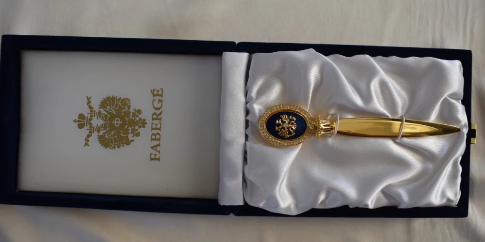 Среди лотов - нож для писем от Faberge. Начальная цена - 70 евро.