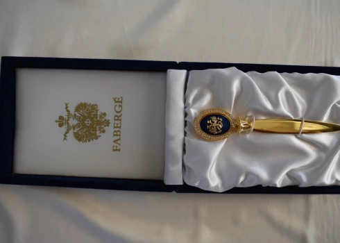 Среди лотов - нож для писем от Faberge. Начальная цена - 70 евро.