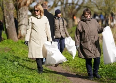 Назван день, когда жители Латвии массово отправятся в леса и поля с большими мешками