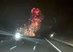 VIDEO: Turcijā noslogotā šosejā, šoferu acu priekšā, ietriecas F-16 iznīcinātājs, pilots gājis bojā