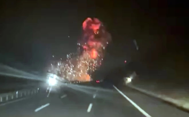 Avārijas vietā izcēlās milzīgs ugunsgrēks, bet lidmašīnas atlūzas bija izkaisītas simtiem metru attālumā. 