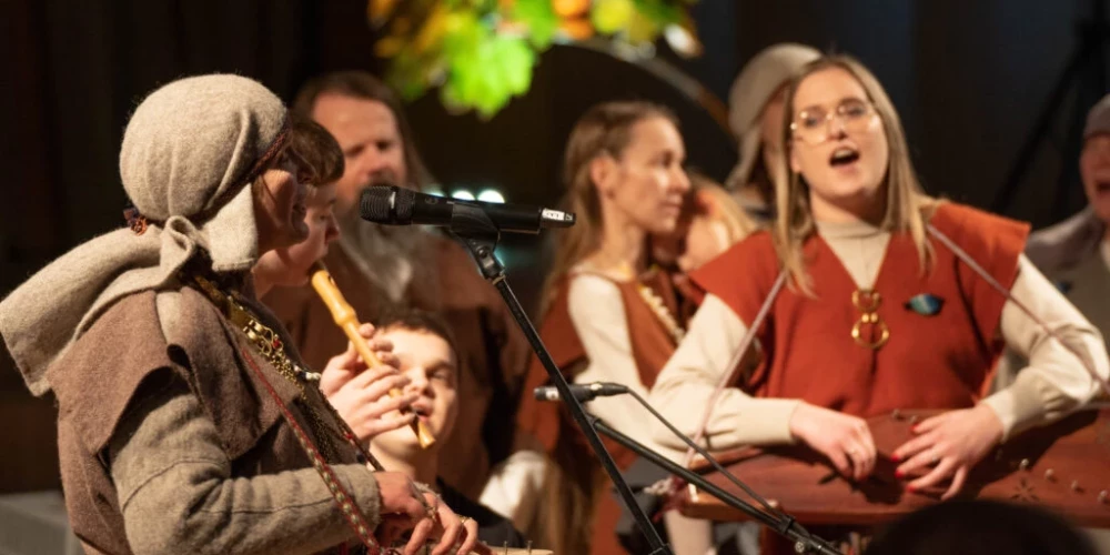 Folkloras kopas “Putni” 21 gadu jubileja “Ballīte tiem, kas ar Putniem” Lēdurgas Kultūras namā.