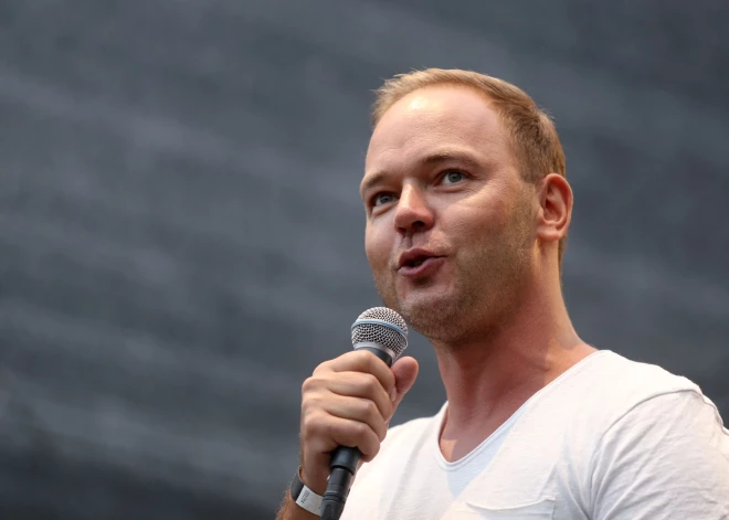 Negaidīts atradums: Lauris Reiniks publisko video no jaunības gadiem