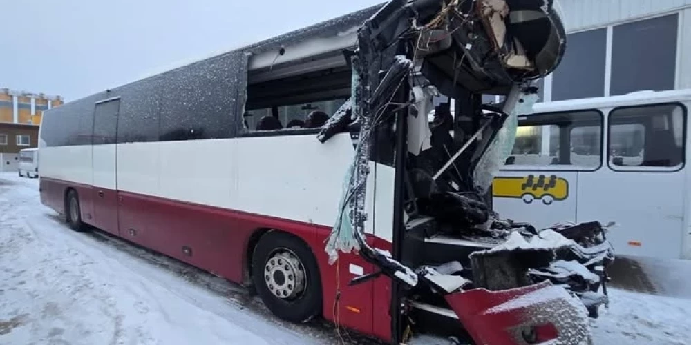 Vāc ziedojumus smagajā avārijā cietušajam autobusa šoferim, kuram amputētas abas kājas. 