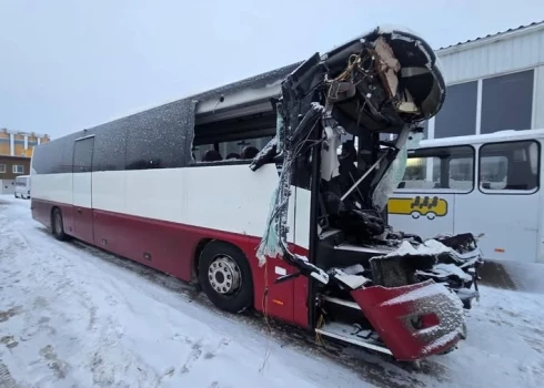 Vāc ziedojumus smagajā avārijā cietušajam autobusa šoferim, kuram amputētas abas kājas.