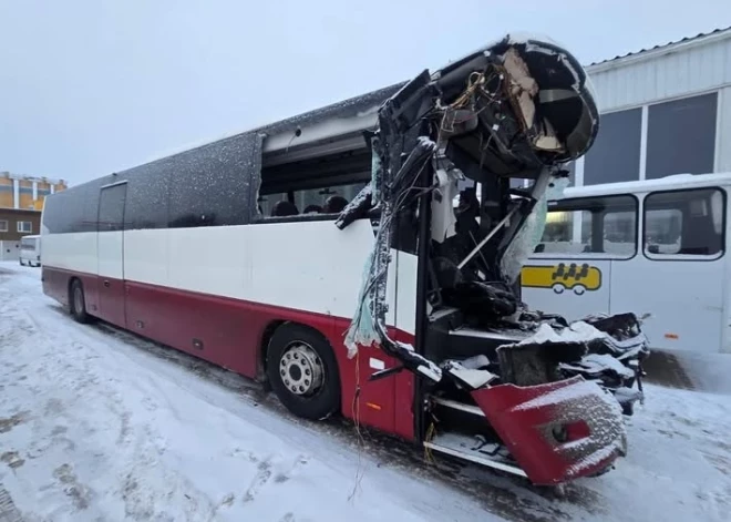 Vāc ziedojumus smagajā avārijā cietušajam autobusa šoferim, kuram amputētas abas kājas