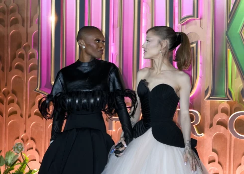 Sintija Erivo un Adriana Grande.