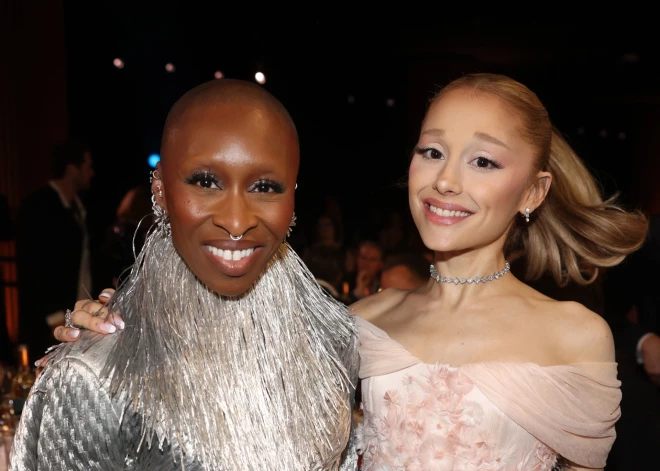 Sintija Erivo un Adriana Grande.